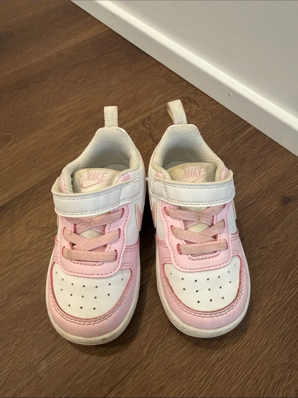 Nike Kids White & Pink Hook-and-Loop Athletic Sneakers
